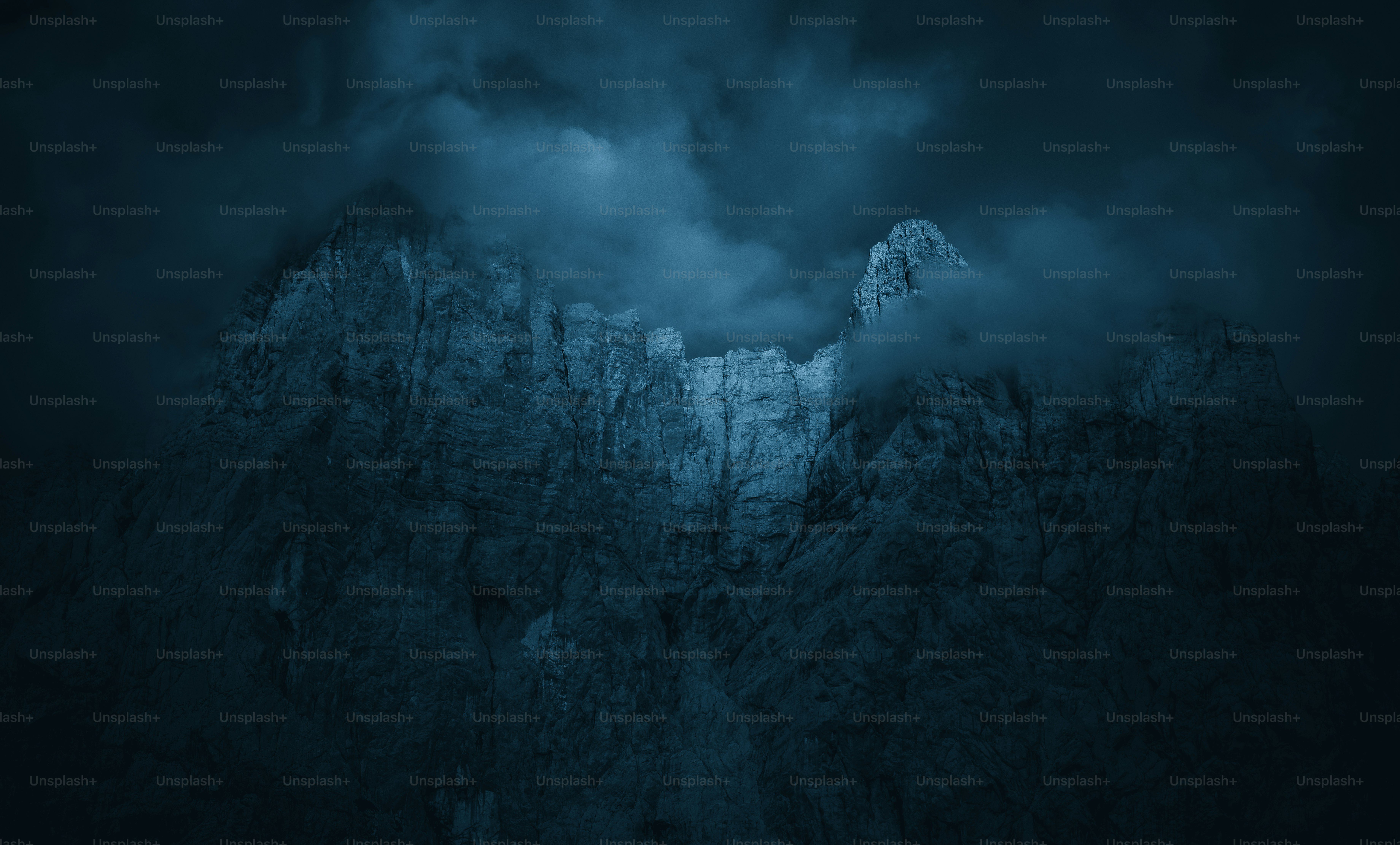 una montaña muy alta con un cielo muy oscuro