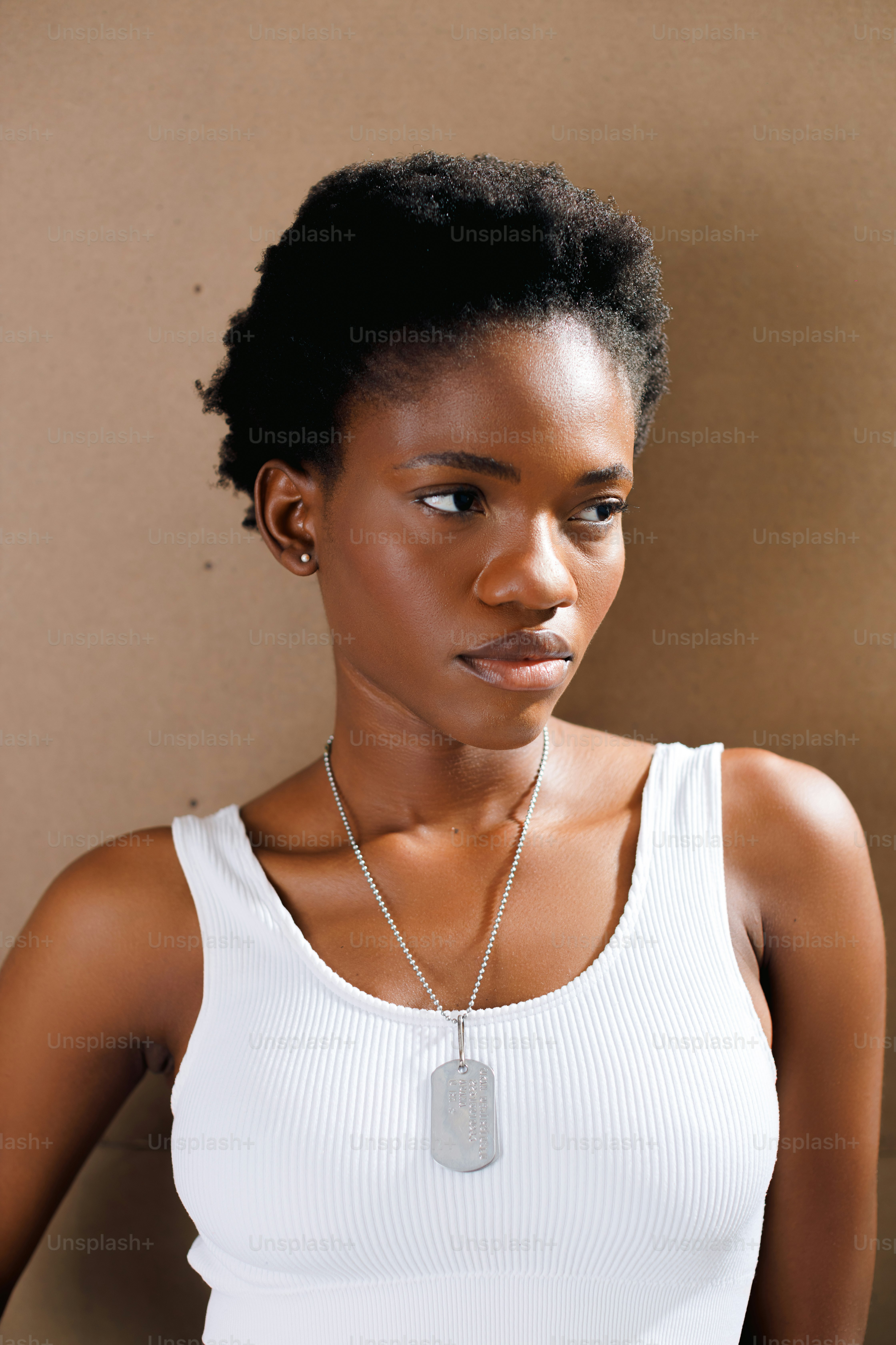 une femme avec un collier autour du cou