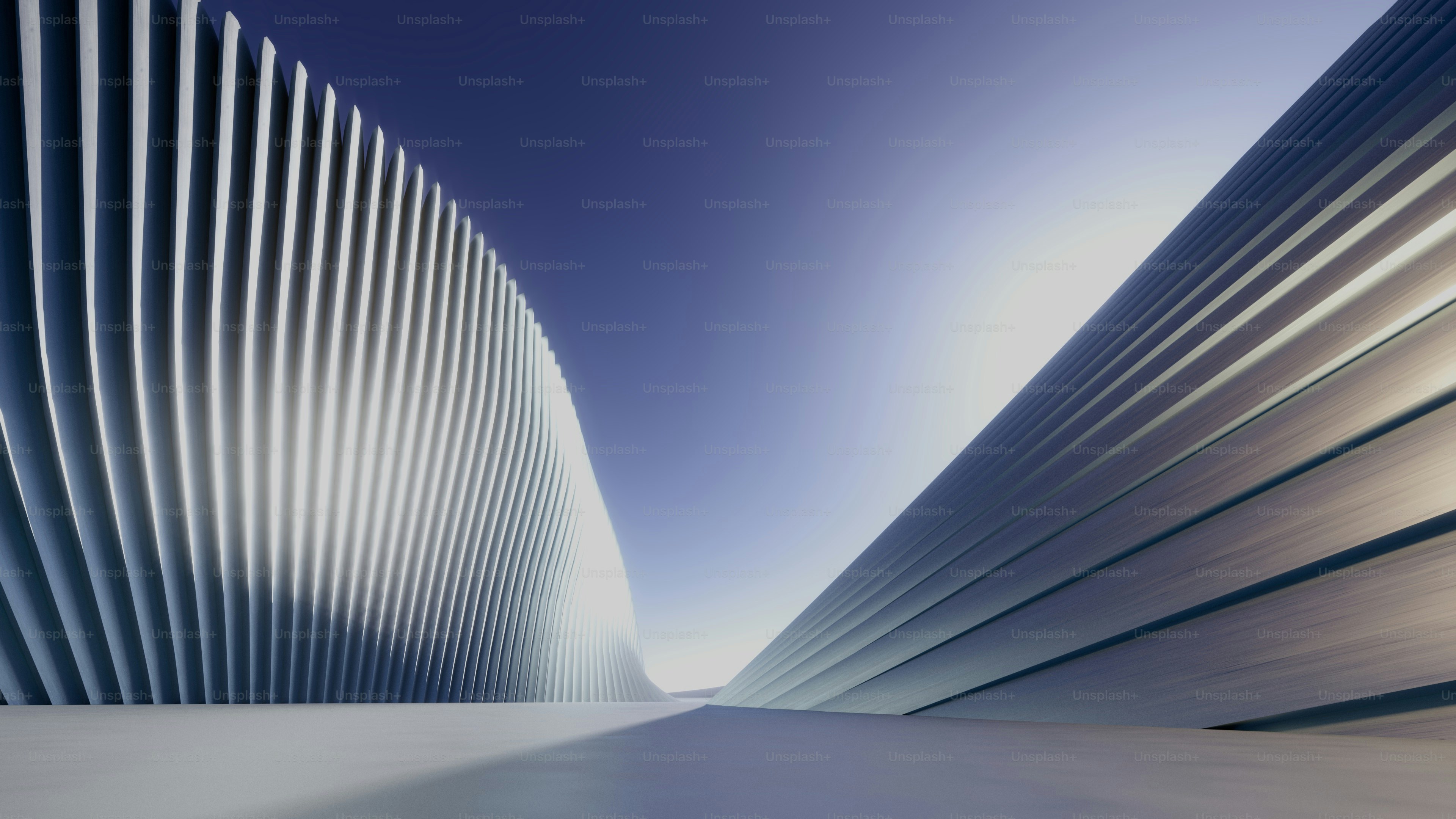 Ein Gebäude, das sehr hoch ist und wellenförmige Linien aufweist