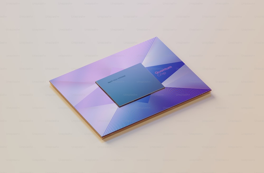 une carte de visite violette et bleue posée sur une table