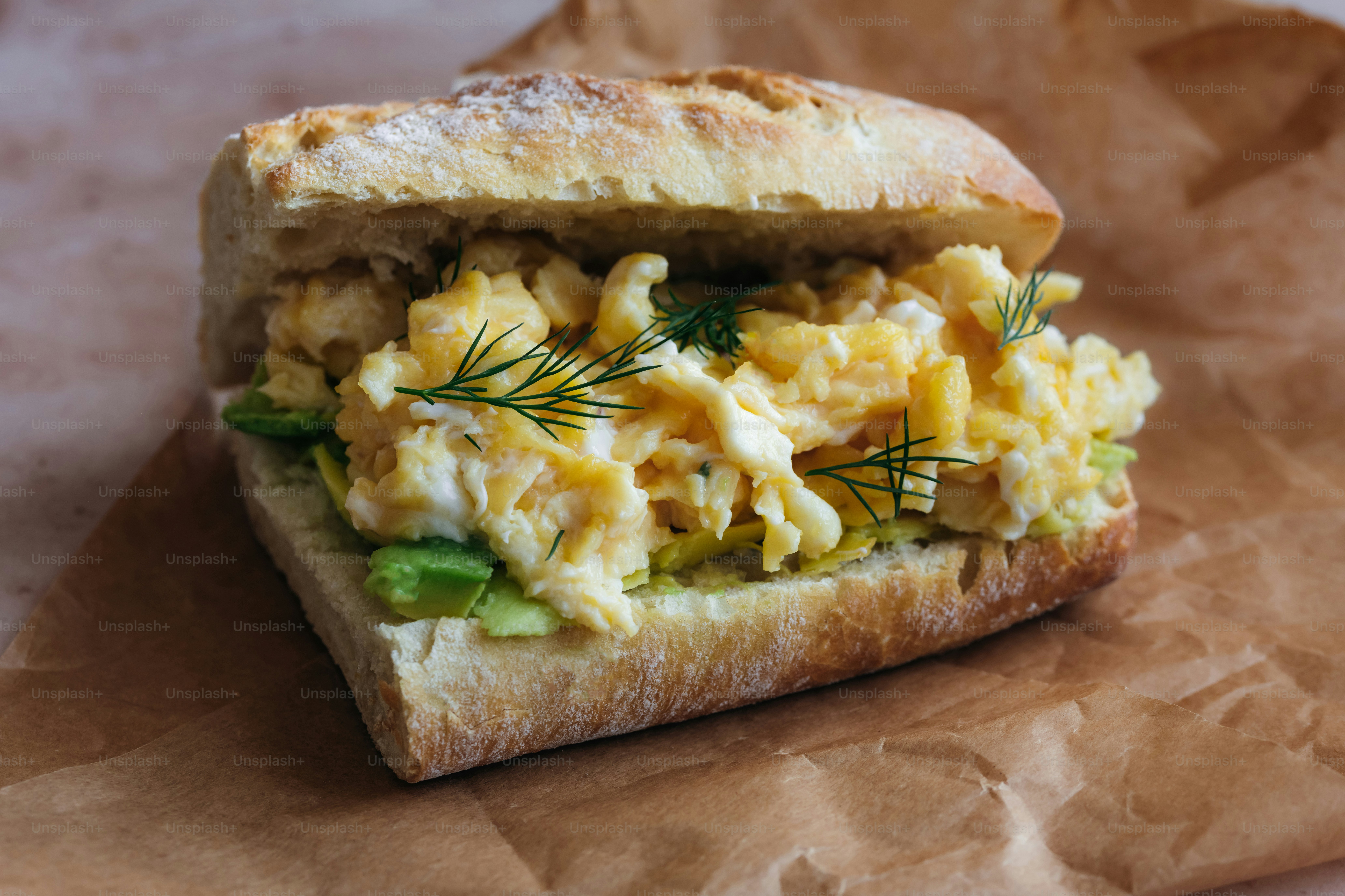 Close-up sandwich di selembar kertas