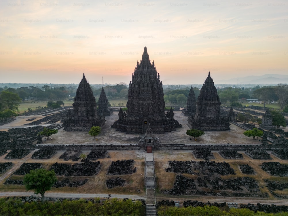 une vue aérienne d’un temple au milieu d’un champ