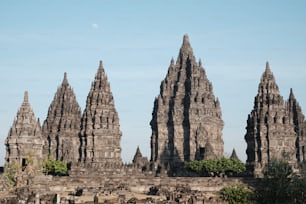 Un grande gruppo di strutture in pietra con la luna piena sullo sfondo