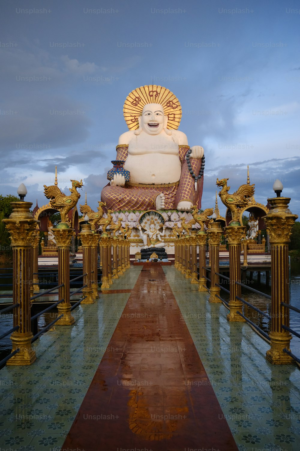 Uma grande estátua de Buda sentada no meio de uma passarela