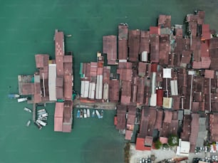 Luftaufnahme eines Docks mit Booten im Wasser