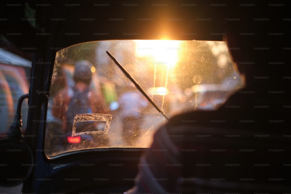 車のフロン�トガラス越しに太陽が照りつけている
