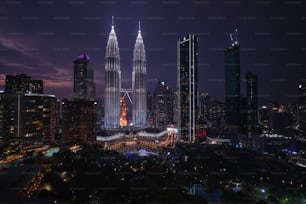 Una vista nocturna de una ciudad con edificios altos