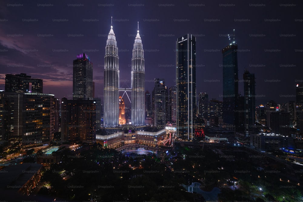 uma vista noturna de uma cidade com edifícios altos