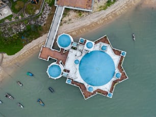 Una veduta aerea di una grande piscina nel mezzo di una spiaggia