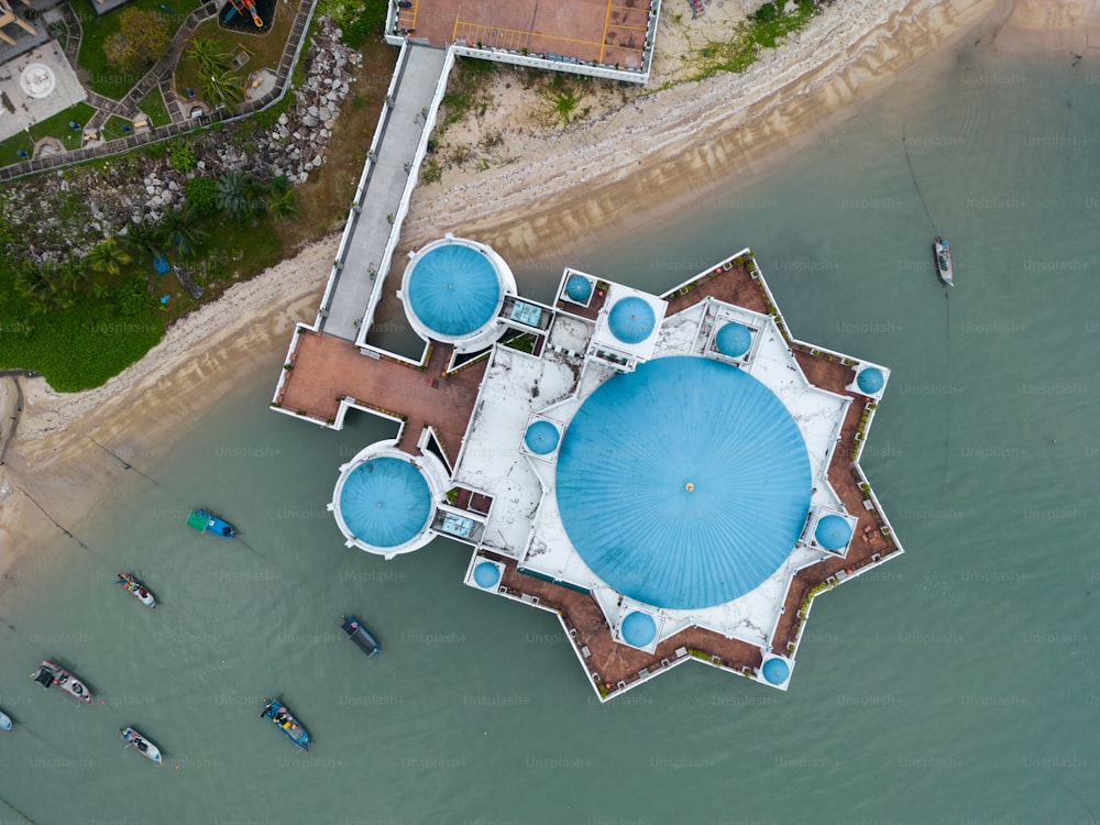 Una vista aérea de una gran piscina en medio de una playa