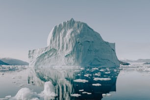 Un grande iceberg che galleggia in mezzo all'oceano
