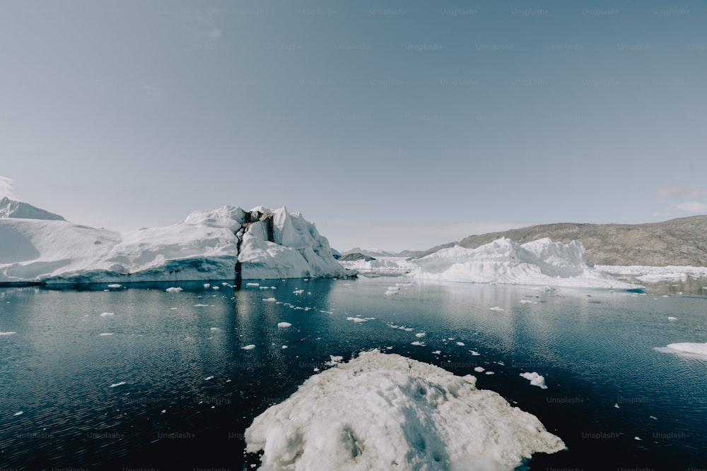 Un cuerpo de agua rodeado de icebergs y nieve