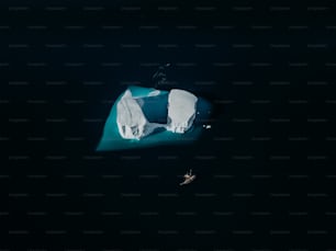 uma vista aérea de um iceberg na água
