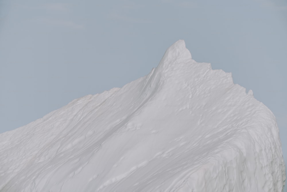 Une personne sur une planche à neige devant une montagne enneigée