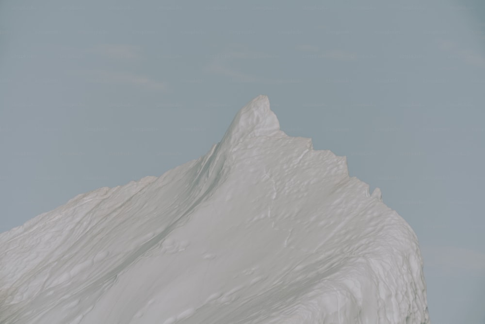 스노우 보�더가 눈 덮인 산을 내려가고 있습니다.