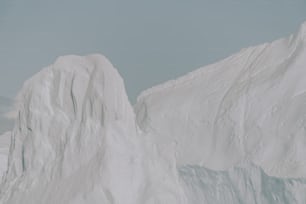Un homme fait du ski au sommet d’une pente enneigée