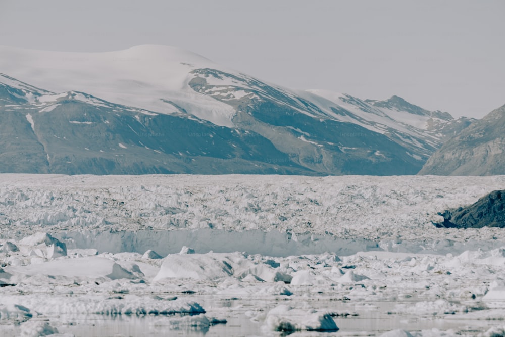 un grand glacier avec des montagnes en arrière-plan