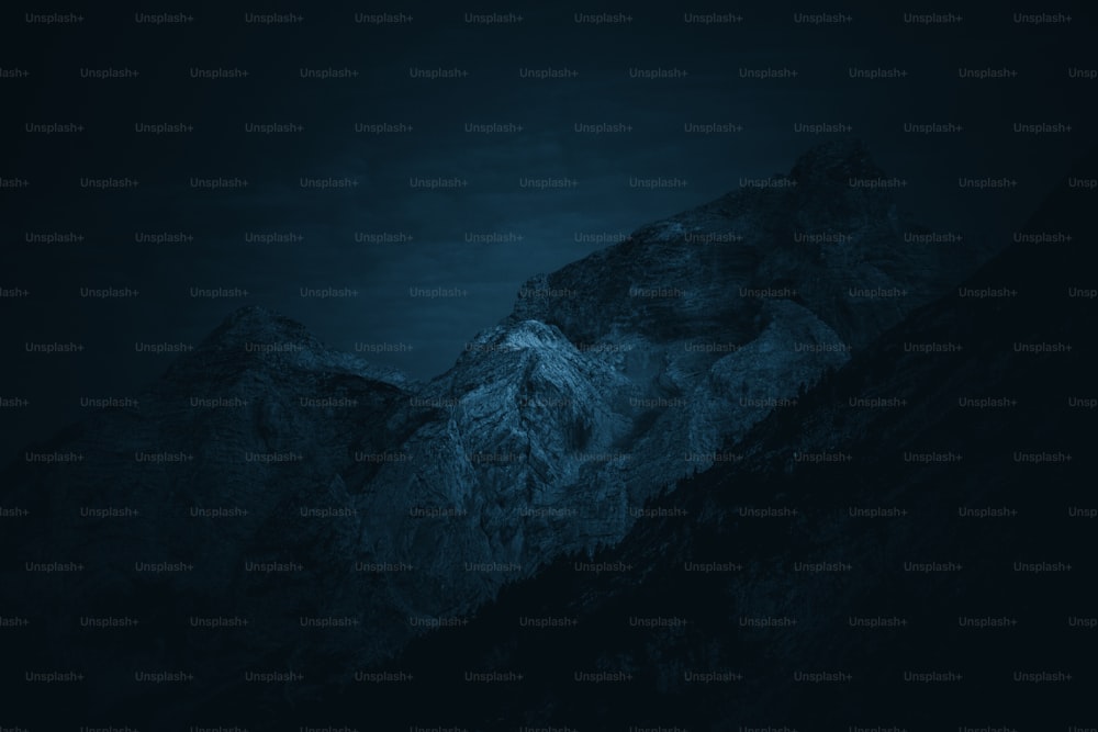 밤의 산을 찍은 흑백 사진