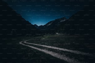 uma estrada de terra no meio de uma montanha à noite