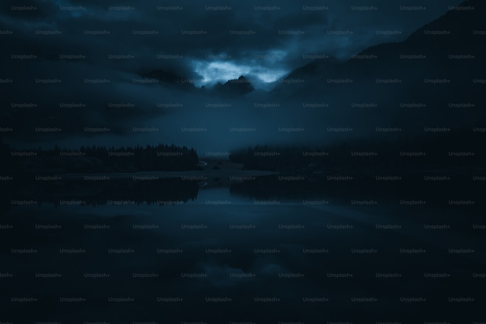 um lago com uma montanha ao fundo à noite