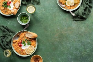 una mesa cubierta con platos de comida y cuencos de salsa