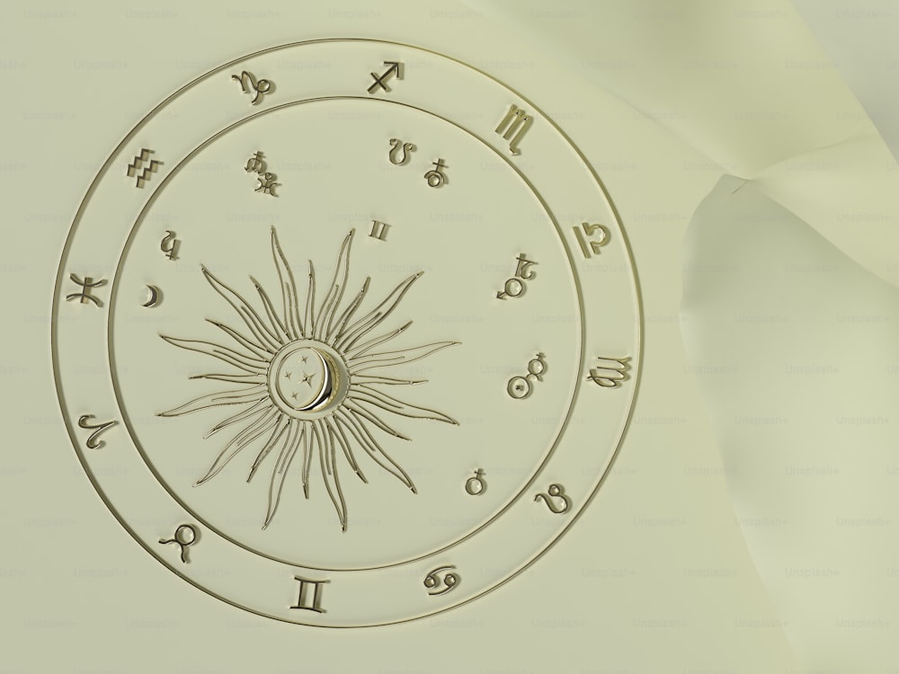 eine weiße Uhr mit Tierkreiszeichen darauf