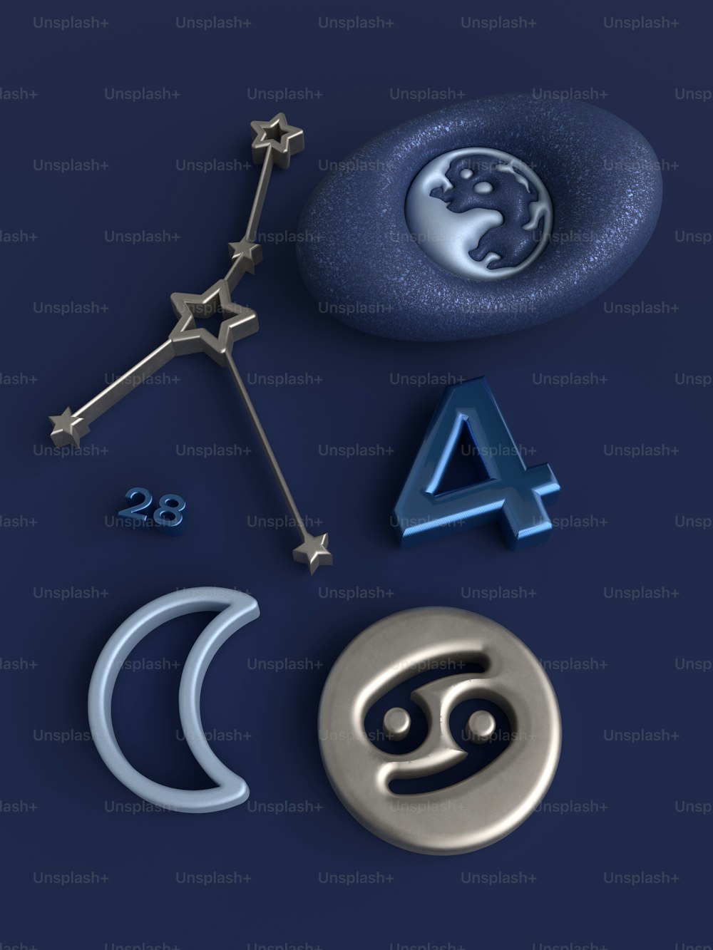 Un conjunto de tres objetos metálicos sobre una superficie azul