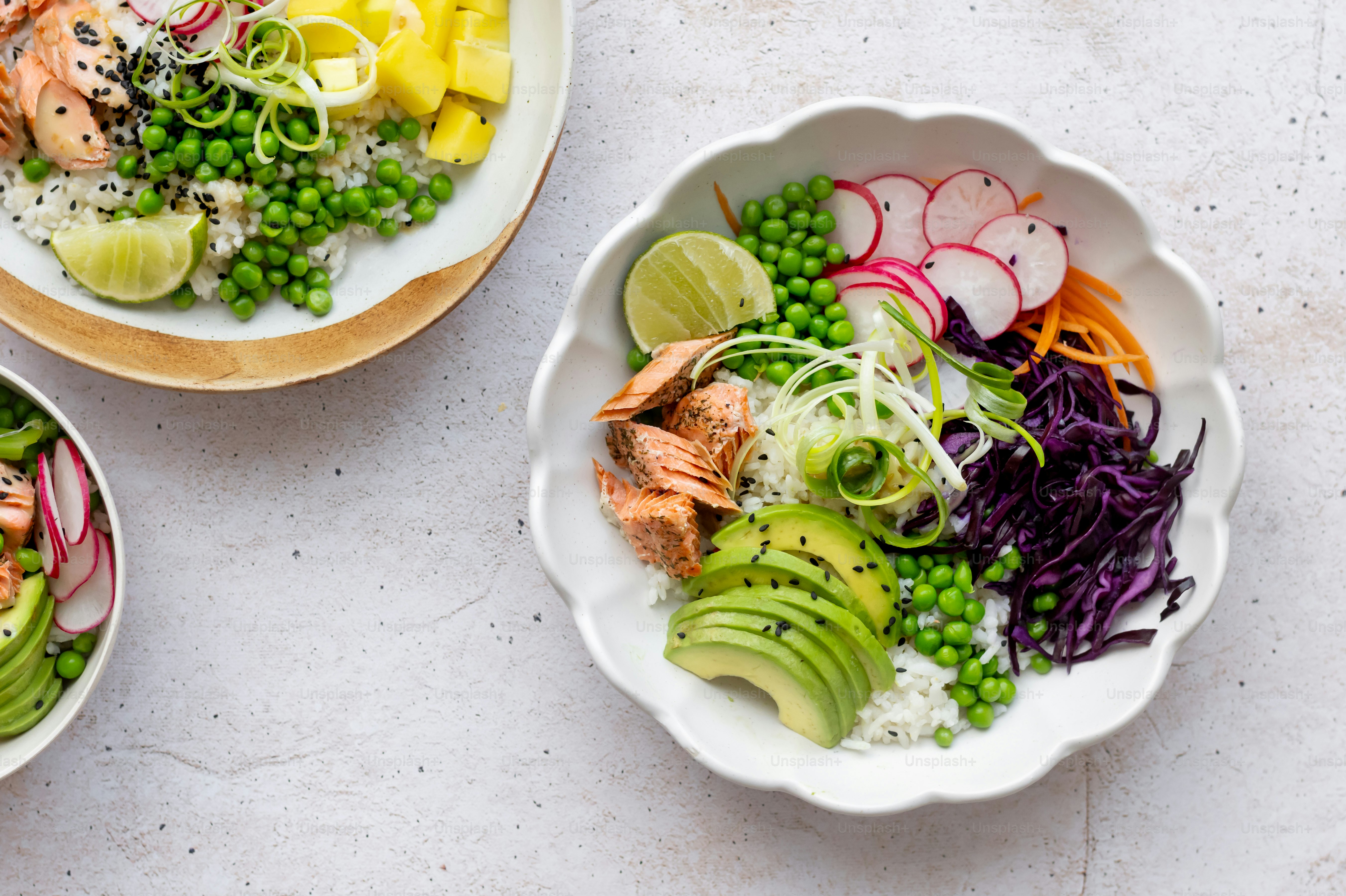 Trois bols de nourriture sont posés sur une table
