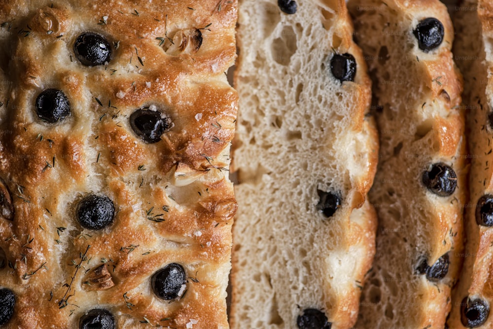un primo piano di una pagnotta di pane con olive