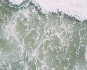 una tavola da surf seduta in cima a un'onda nell'oceano