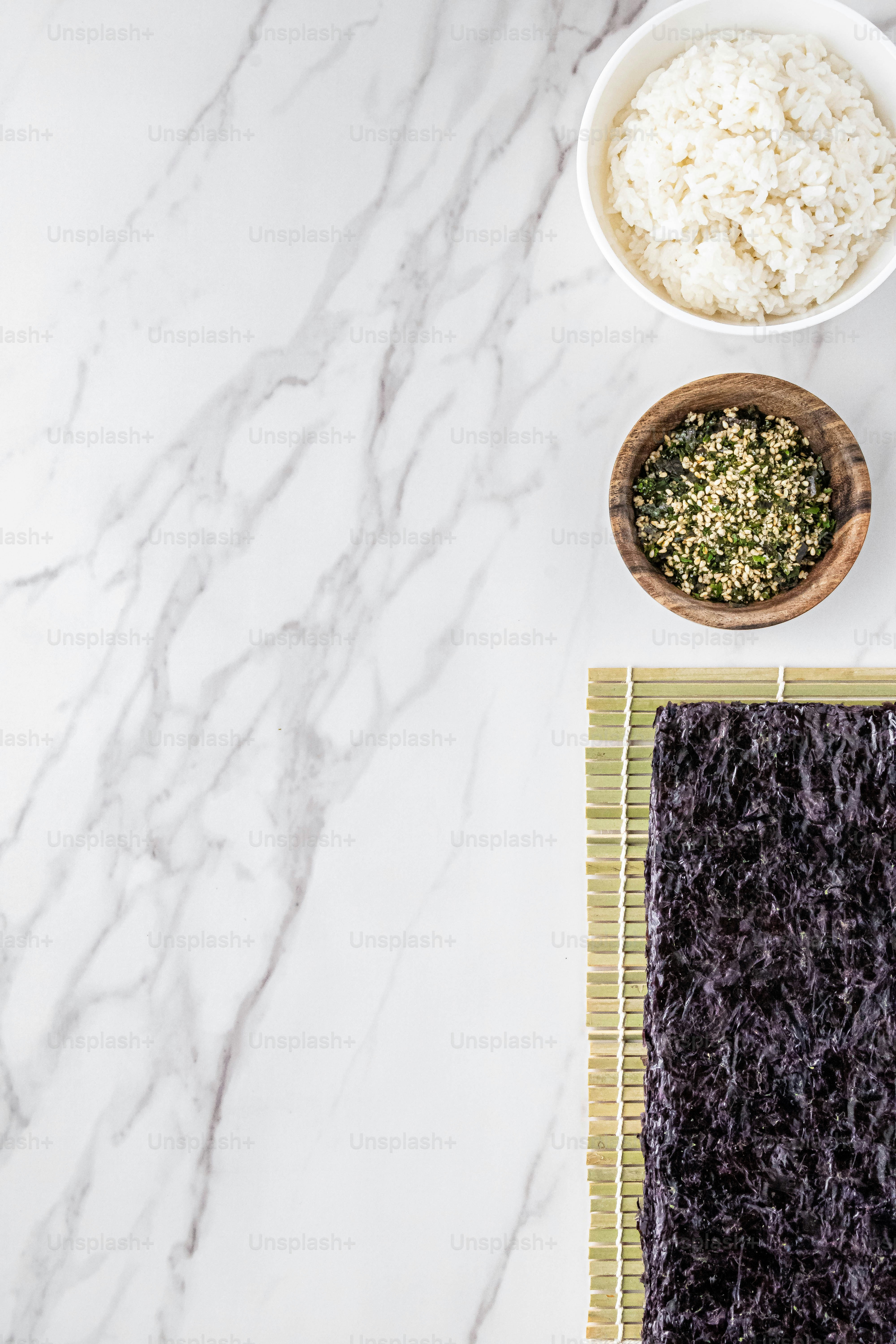 eine Schüssel Reis und eine Schüssel Reis auf einem Tisch