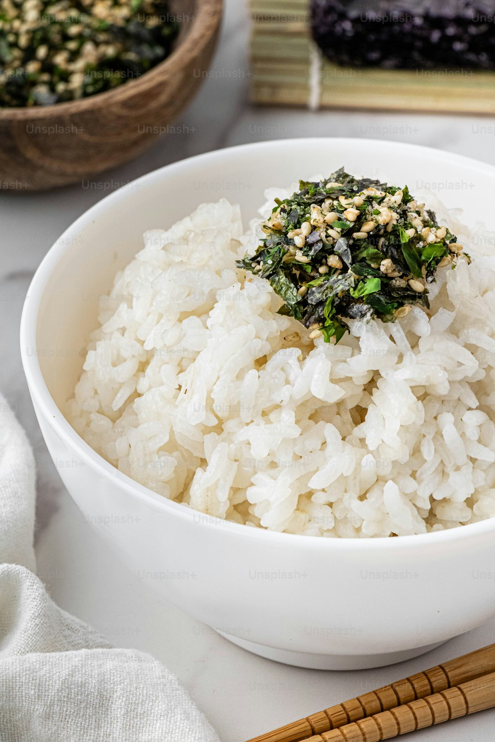 uma tigela branca cheia de arroz e verduras