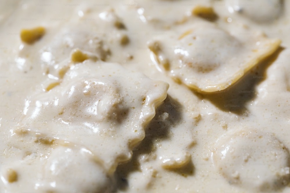 um close up de um prato de comida coberto de molho
