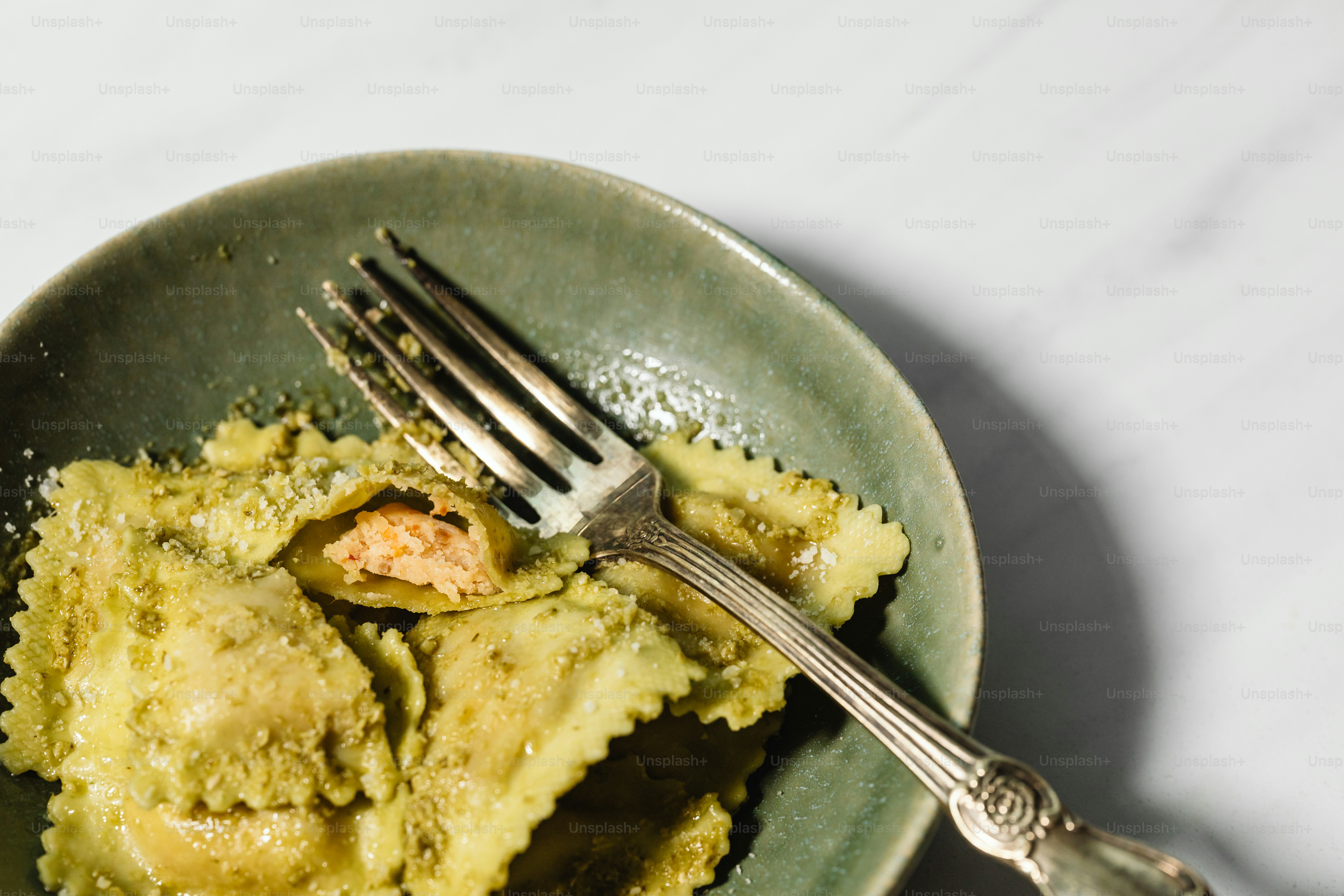 une assiette de pâtes avec une fourchette dedans
