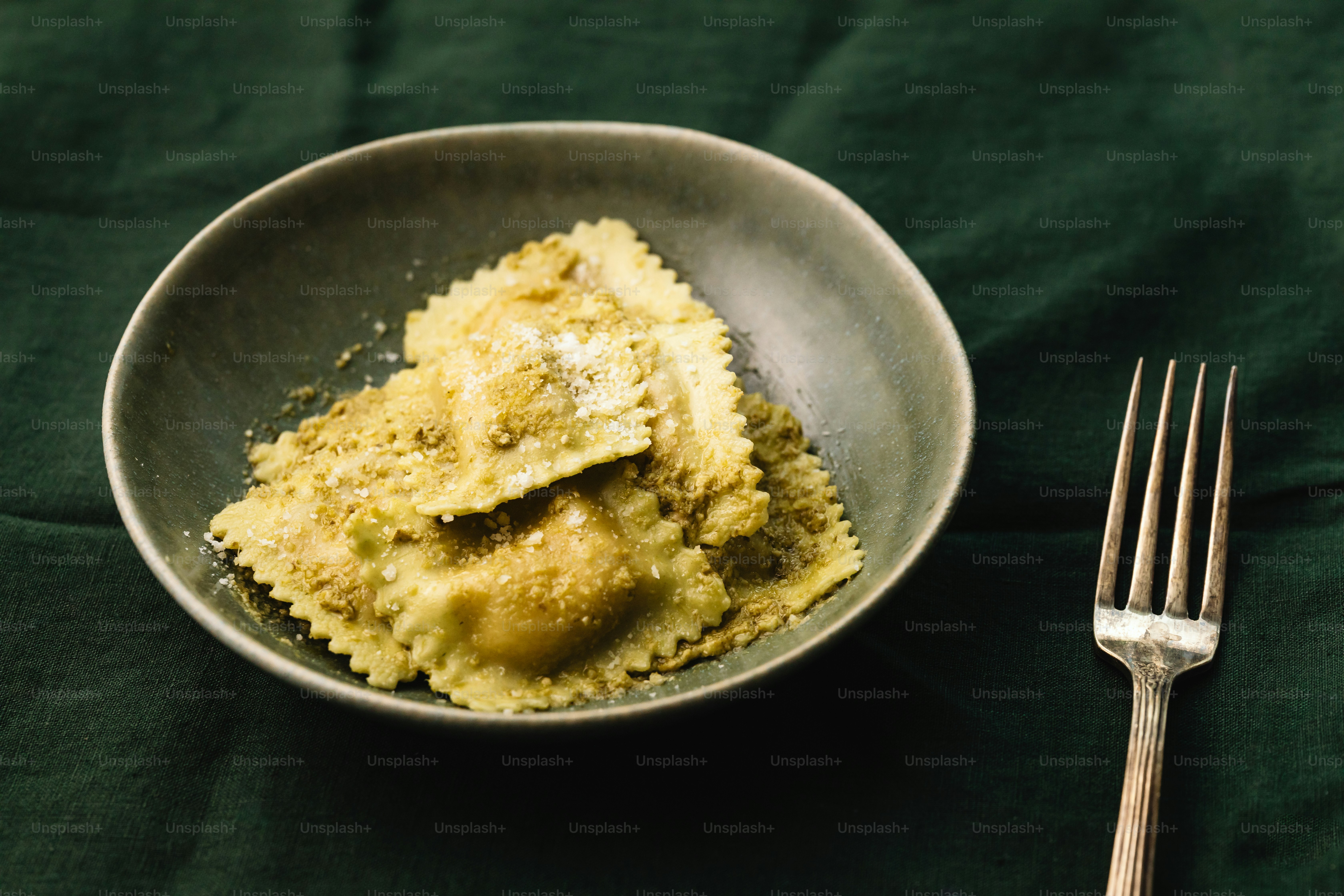 eine Schüssel mit Essen und einer Gabel daneben