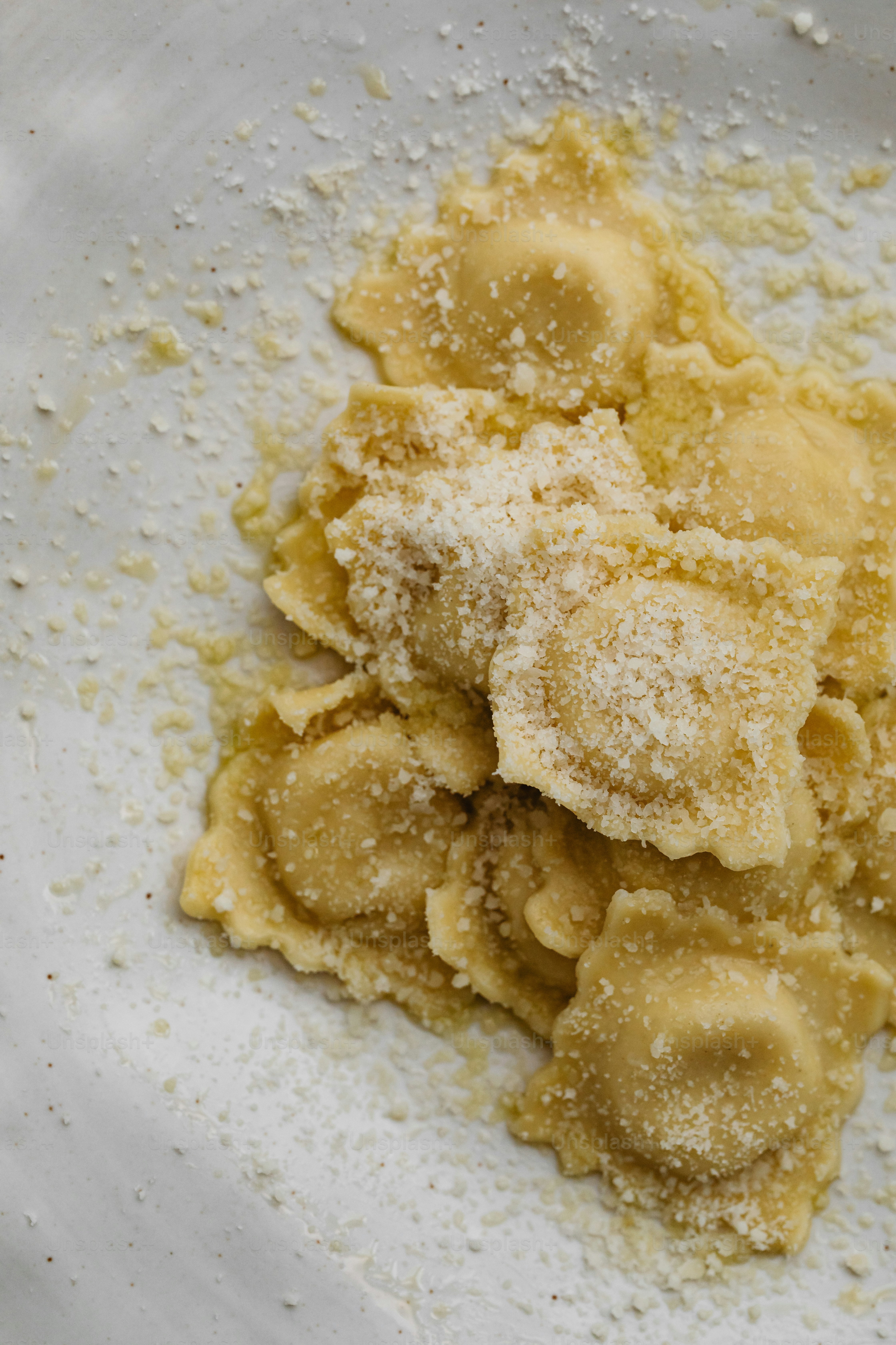 une assiette blanche garnie de pâtes recouvertes de sucre en poudre