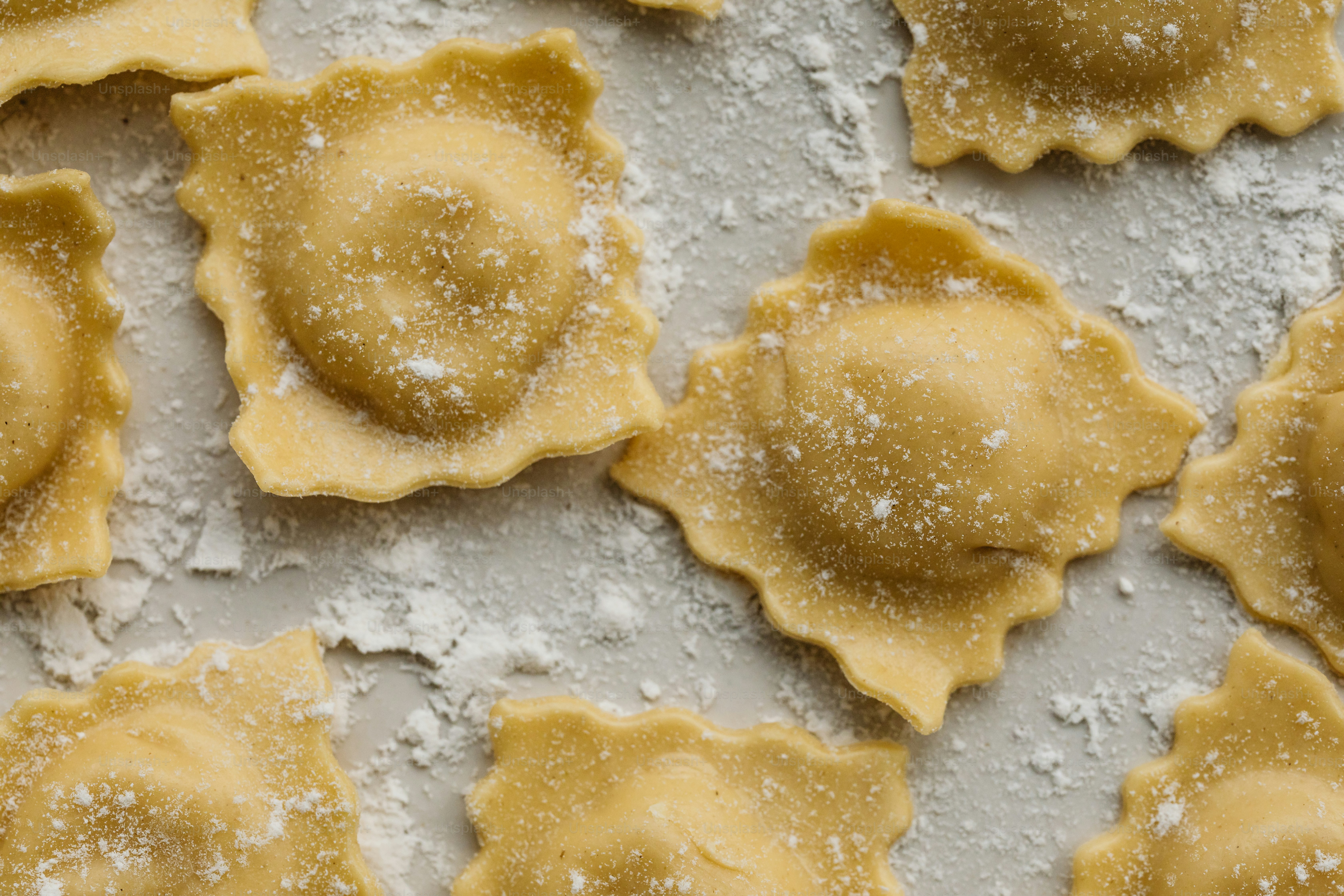 un piatto bianco condito con pasta ricoperta di zucchero a velo