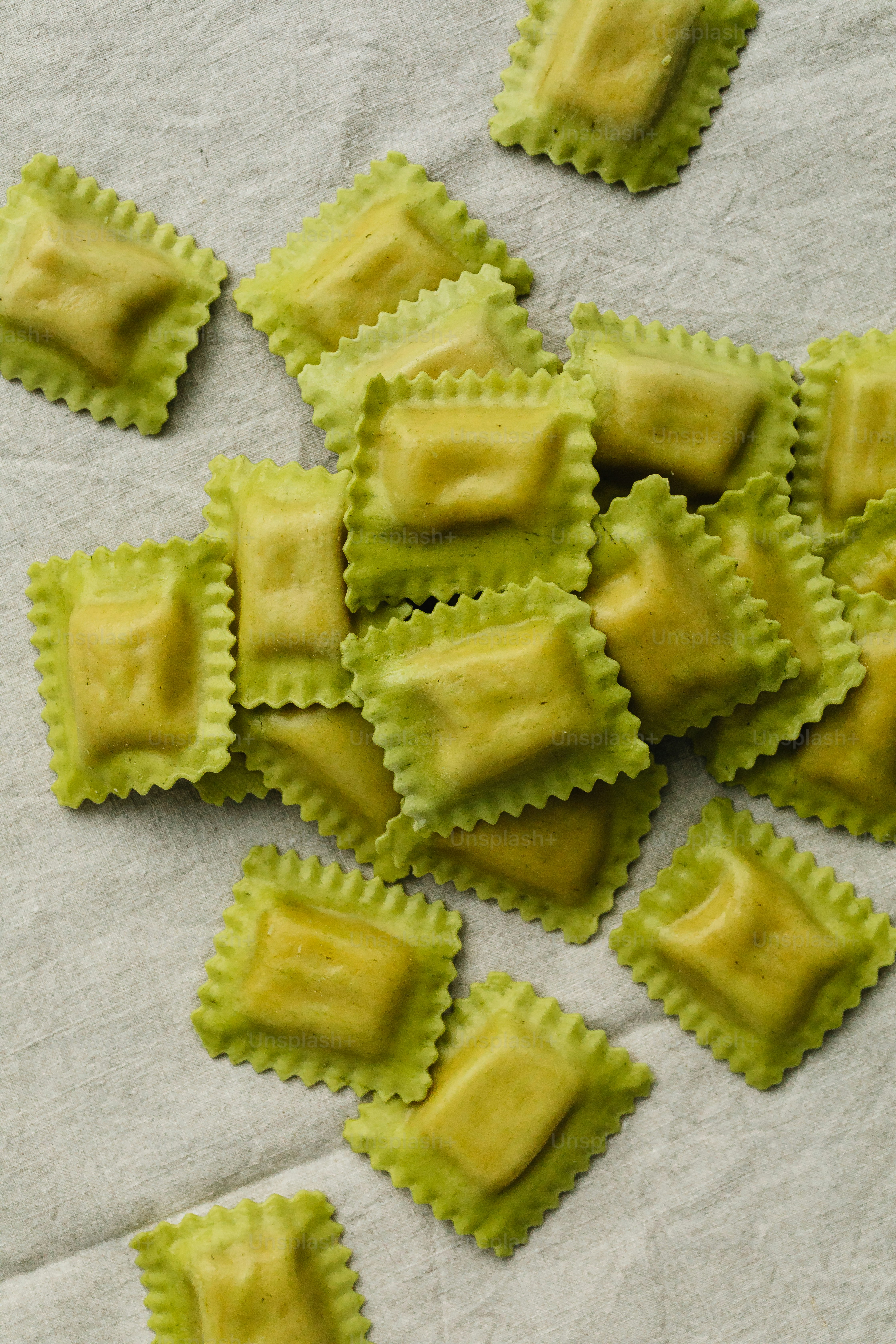 un bouquet de raviolis posés sur un morceau de papier