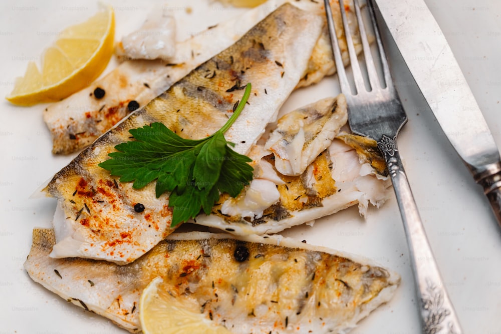생선과 레몬 조각을 얹은 흰색 접시