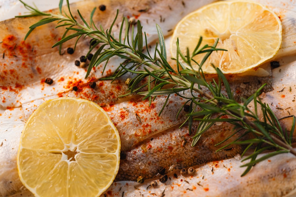 a close up of a fish with lemon slices