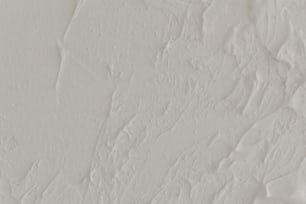 un primo piano di un muro con vernice bianca