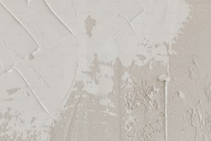 un muro bianco con vernice scrostata su di esso