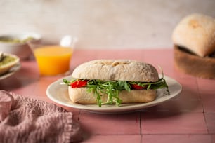 um sanduíche com alface e tomates em um prato