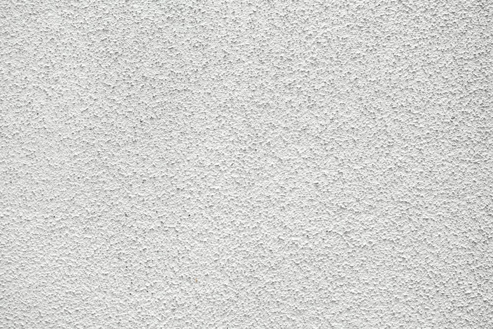 un primo piano di una parete di stucco bianco