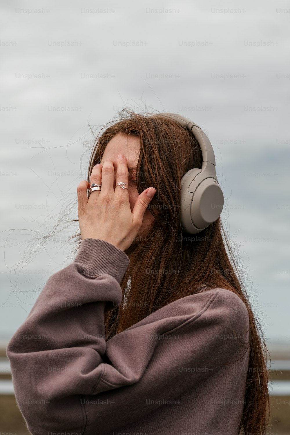eine Frau mit Kopfhörern auf den Ohren