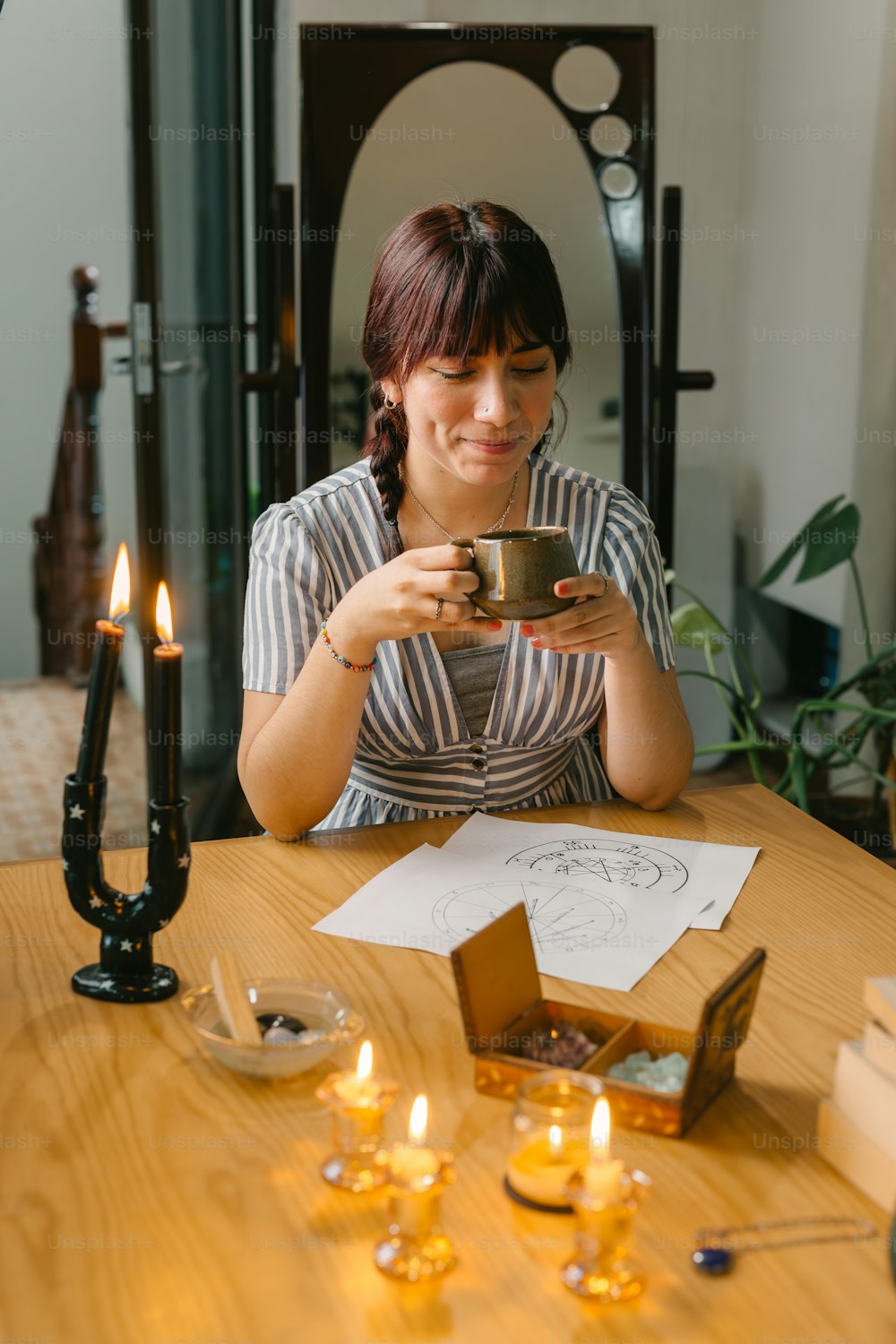 une femme assise à une table avec une tasse de café