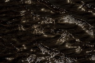 Ein Schwarz-Weiß-Foto von Wasser und Licht