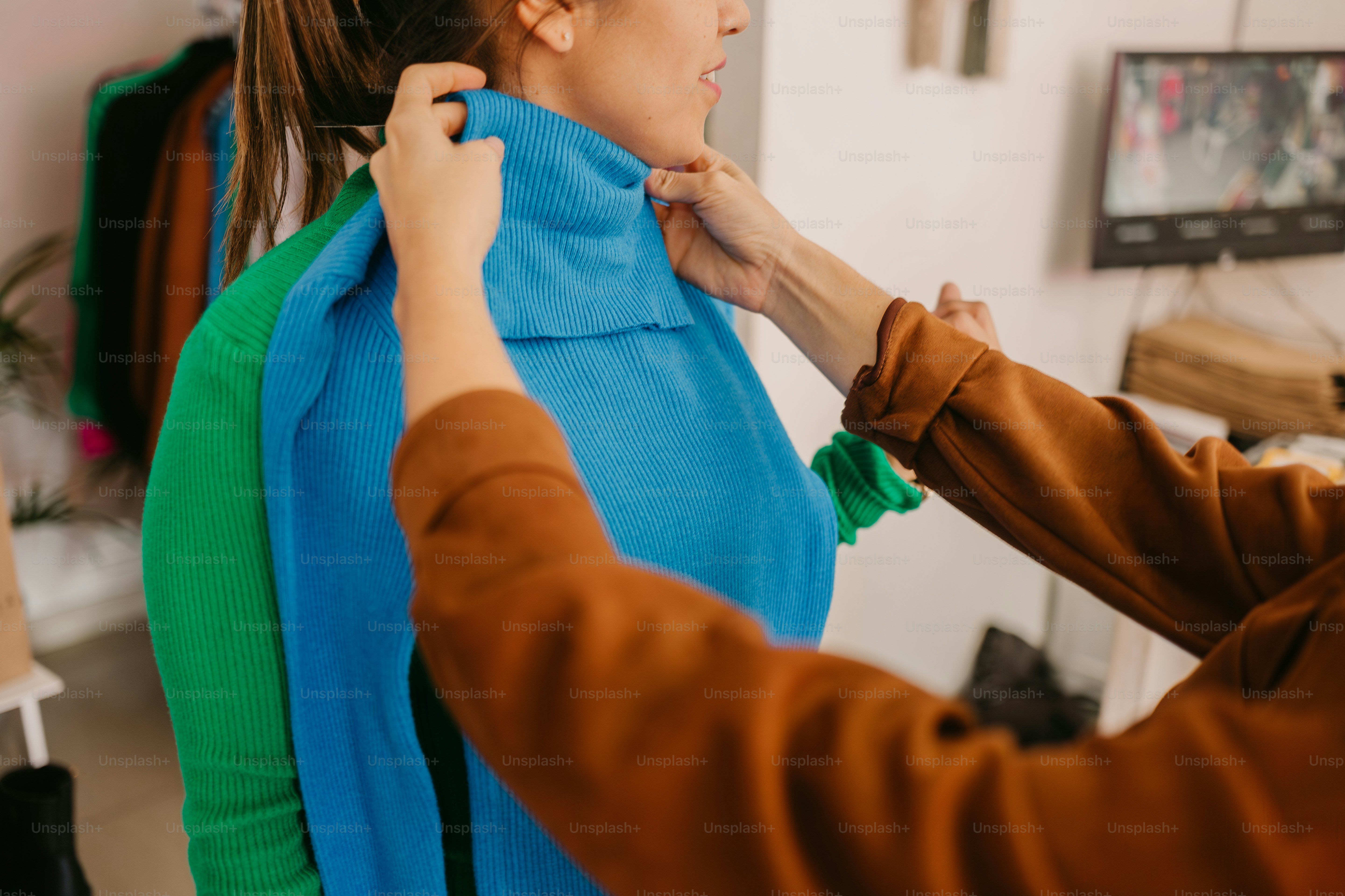 Una donna sta aiutando un'altra donna con il suo cappotto