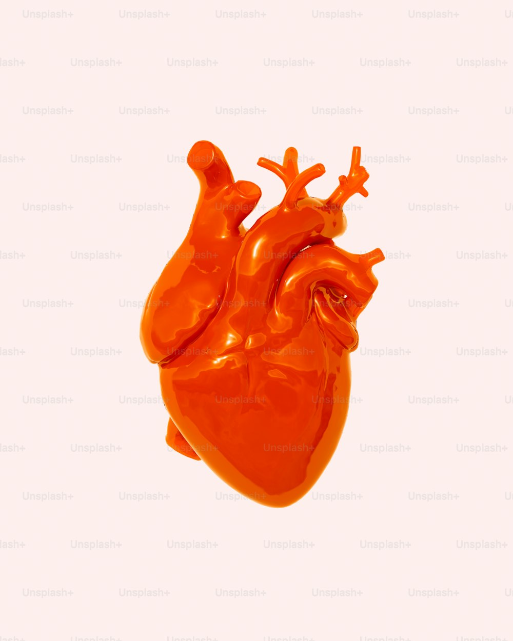 un objeto naranja en forma de corazón flotando en el aire