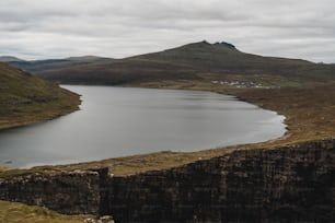 un grand plan d’eau entouré de montagnes